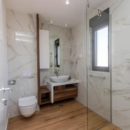 Διαμέρισμα 21 A *